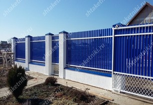 Фото забора из синего штакетника в Саранске